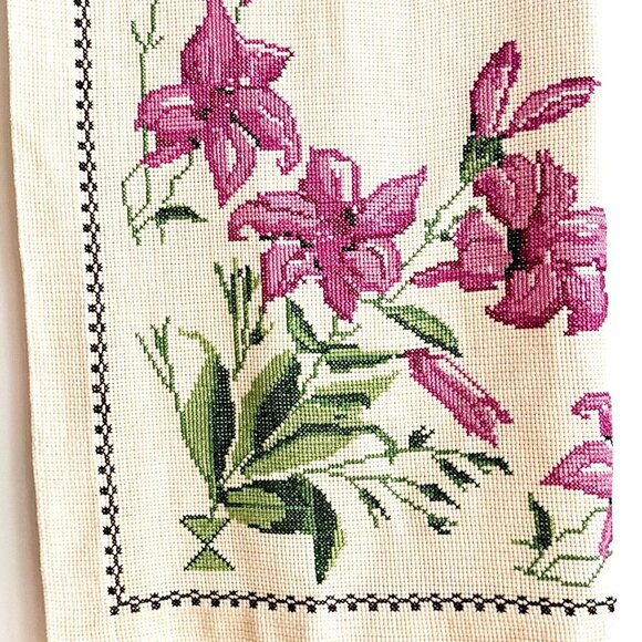 Vintage Cross Stitch embroidered Floral Purple Lilac Ivory Tablecloth - Picture 6 of 9